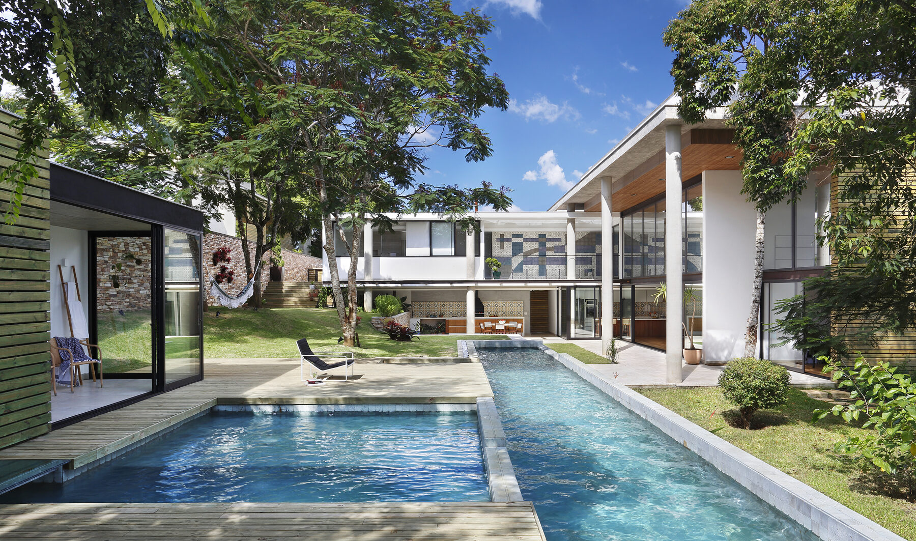 Residência projetada pela SKYLAB arquitetos